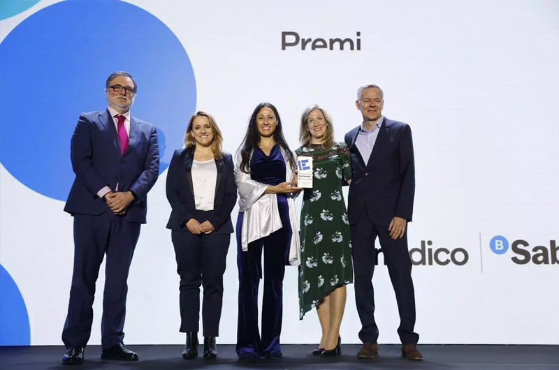 La cofundadora de Peptomyc, Laura Soucek (en el centro), junto a Marie-Eve Beaulieu (CSO) y Jörg Klumbis (CFO) a su derecha y el consejero delegado de Cellnex, Alfonso Álvarez, y la consellera Natàlia Mas, a su izquierda.