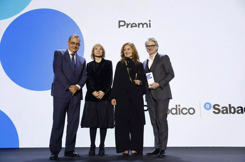 El director de EL PERIÓDICO, Albert Sáez, la presidenta de la Diputació de Barcelona, Lluïsa Moret, la directiva de Value Retail Spain Elena Foguet y el director sénior de márketing de Do Good, Alberto Bartoli.