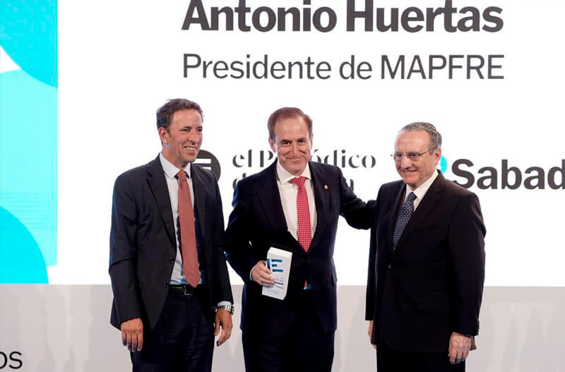 Carlos Ventura, director general y director de Banca de Empresas y Red de Banco Sabadell, y Javier Moll, presidente de Prensa Ibérica, entregan el Premio ‘Empresario del Año Banco Sabadell’ a Antonio Huertas, presidente de Mapfre / José Luis Roca