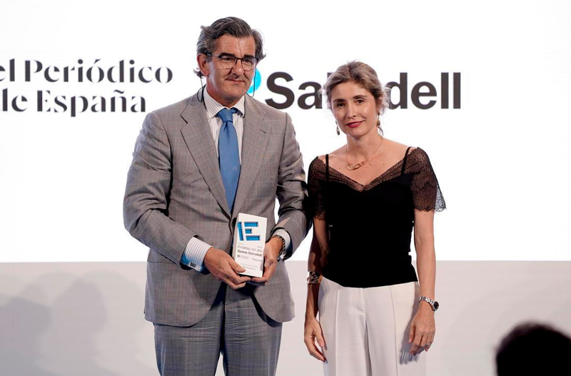 Ainhoa Moll, directora editorial de Prensa Ibérica y adjunta a la Presidencia, entrega el Premio ‘Empresa Familiar’ a Juan Abarca, presidente de HM Hospitales / José Luis Roca