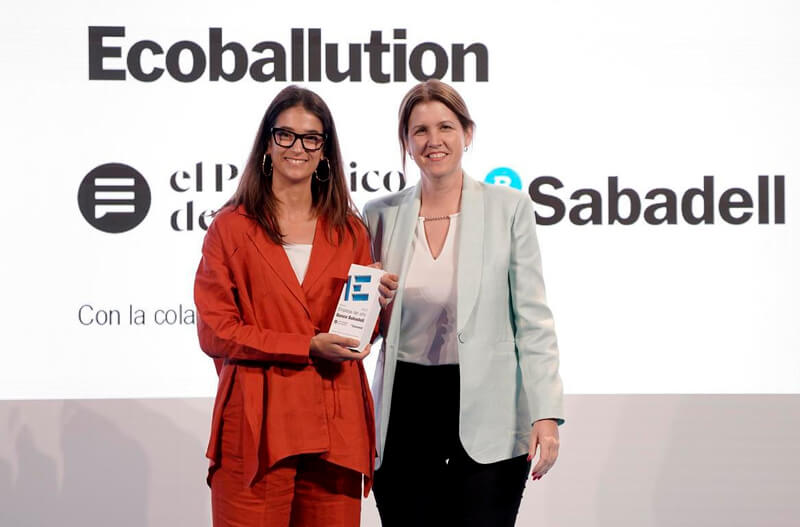 Mar Perrote, directora de Seguridad, Medioambiente y Calidad de Cepsa, entrega el Premio ‘Startup Economía Circular’ a María Martínez, directora de Comunicación de Ecoballution / José Luis Roca