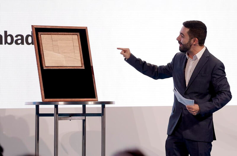 Manuel Oliver, mago y comunicador, amenizando la gala con algunos de sus trucos / José Luis Roca