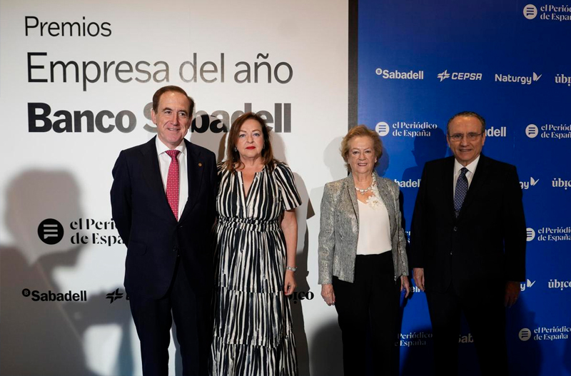 De izquierda a derecha, Antonio Huertas, presidente de MAPFRE y Ángela Sordo; Arantza Sarasola, vicepresidenta de Prensa Ibérica, y Javier Moll, presidente de Prensa Ibérica / José Luis Roca