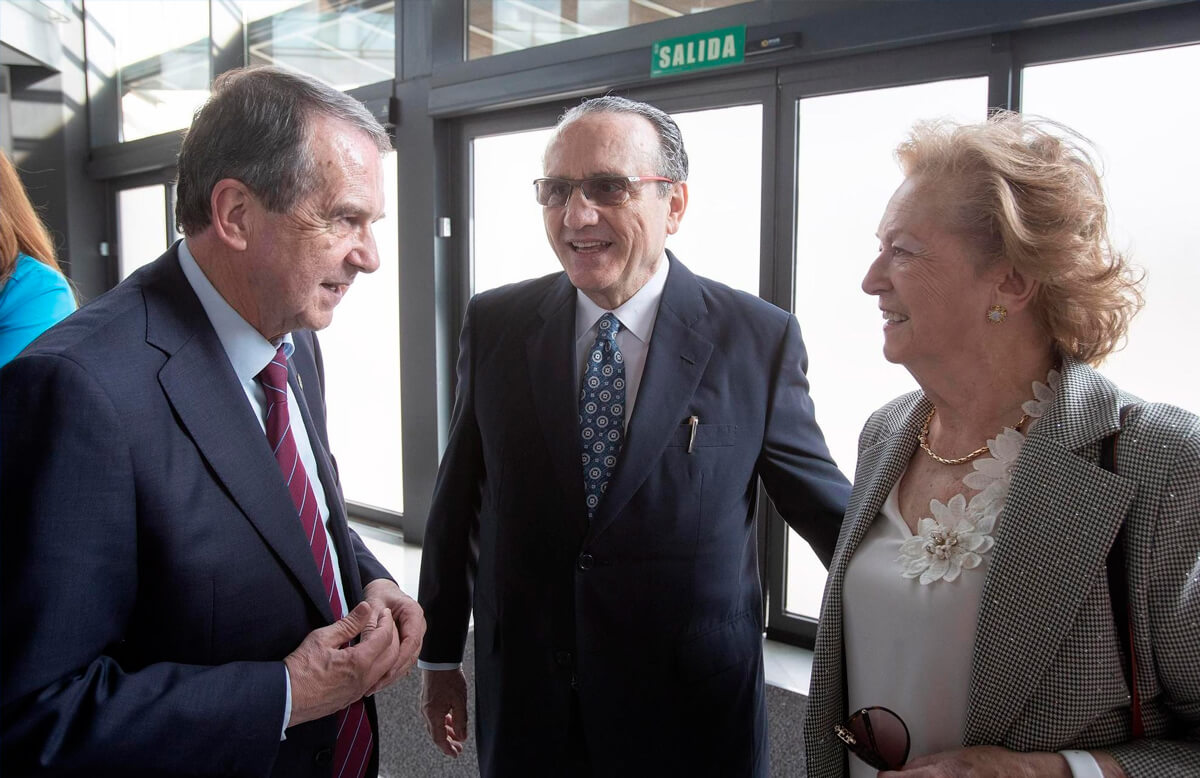 Abel Caballero conversa con Javier Moll y Arantza Sarasola