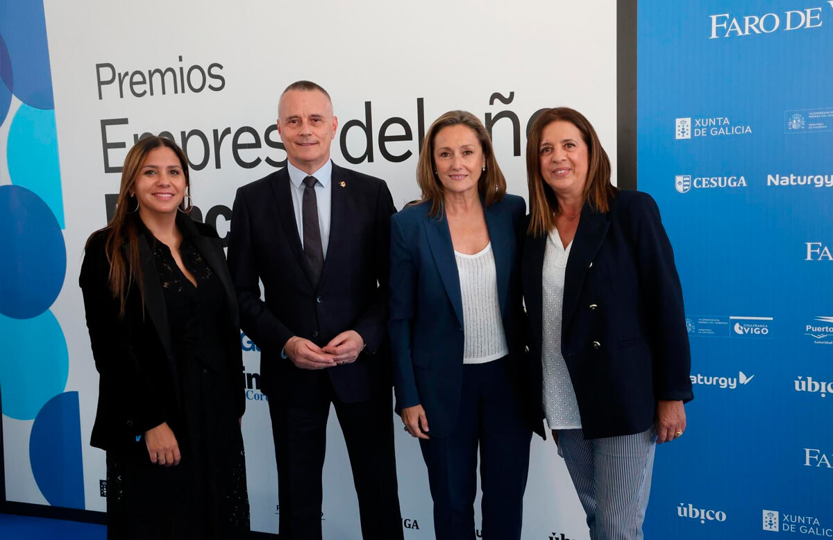 Susana Pérez, Jorge Cebreiros, Luisa Sánchez, junto a otra invitada