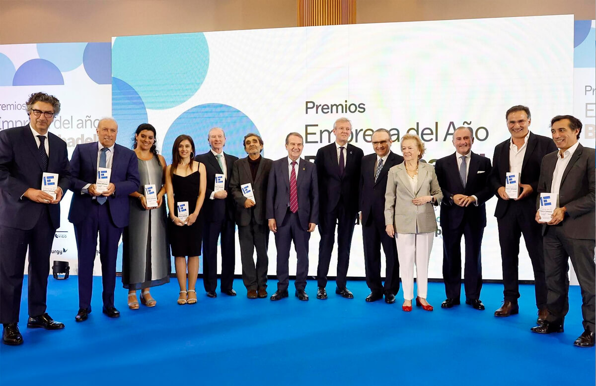 Desde la izquierda, Alejandro Marques de Magallanes Regojo (Magallanes Renovables); Francisco Puga (Delta Vigo); Yanina Hallak (UARX Space); Bibiana Rodiño_(Beta Implants); Eduardo Davila (Grupo Davila); Adolfo Domínguez; Abel Caballero, alcalde de Vigo; Alfonso Rueda, presidente de la Xunta;_Javier Moll, presidente de Prensa Ibérica; Arantza Sarasola, vicepresidenta; Pablo Junceda, director general de Banco Sabadell Gallego;  Manuel Pose (Aluman) y José Cabanas (Hijos de Rivera)