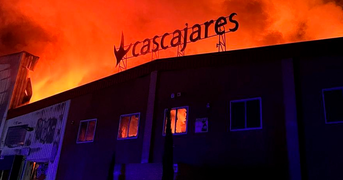 La planta de Cascajares, devorada por las llamas.